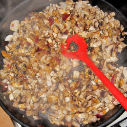 Ζεσταίνουμε μια κουταλιά της σούπας ελαιόλαδο στο τηγάνι και σοτάρουμε τα κρεμμύδια και το σκόρδο. Προσθέτουμε και τα μανιτάρια και τα αφήνουμε να ψηθούν μέχρι να εξατμιστεί το υγρό (περίπου 10 λεπτά). Παίρνουμε το τηγάνι από την εστία και ανακατεύουμε τα αμύγδαλα και τον πολτό αμυγδάλων. Καρυκεύουμε καλά με πιπέρι και προσθέτουμε μπόλικο αλάτι. 