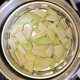 ...  geben wir darauf in einem Dampfgaraufsatz die 2 Kohlrabi dazu und kochen das mit geschlossenem Deckel auf Stufe 2 fünf Minuten.