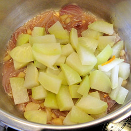 Währenddessen die Möhren immer wieder umrühren. Wenn die Zeit vorbei ist, den Schnellkochtopf öffnen und den Kohlrabi auf die Zwiebeln schütten.