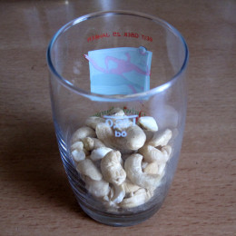 Μουλιάζουμε τα καρύδια Cashew στο νερό για περίπου 2 ώρες.