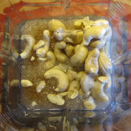 Dann abgegossene Cashewkerne, die aufgequollenen Flohsamenschalen, den EL Zitronensaft und nach Geschmack Salz oder Gewürze in den Mixer geben.