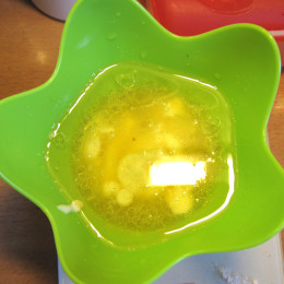 In einem anderen Gefäß den Orangensaft, Sojajoghurt, Öl und Mineralwasser mischen.