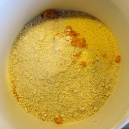 Pinienkerne in einer Pfanne ohne Öl anrösten, abkühlen lassen, und zerkleinern (in Mixer oder von Hand) Mit gesiebtem Mehl, Zucker, Backpulver, Polenta, Orangeschalen mischen.