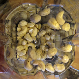 Βάζουμε τα καρύδια Cashew και το νερό στο μίξερ...