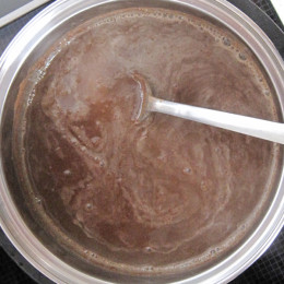 Für die Nussfüllung  die Sojamilch mit Zimt und Zucker aufkochen lassen.