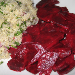 Bei uns gabs dazu Quinoa, gekocht und mit Zwiebeln, Knoblauch und Petersilie verfeinert.