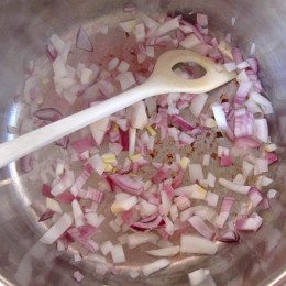 In einem Topf (am besten einen Schnellkochtopf) mit 1 EL Wasser Zwiebeln anbraten.