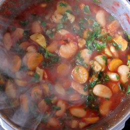 Den Schnellkochtopf schließen und etwa 40 Minuten kochen, das Ventil auf den zweiten Rang. (Für einen einfachen Topf sollte die Mischung länger kochen, ca. 2 Stunden.)