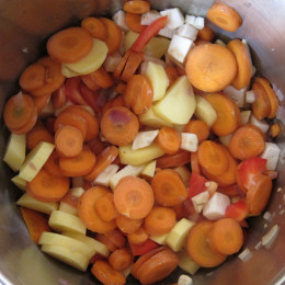 Dann die geschnittenen Kartoffeln, Karotten, Sellerie und Paprika hinzufügen.