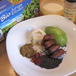 eine Packung gefrorene Erbsen (450g),  eine halbe Avocado,  eine halbe Zitrone,  7 Datteln (Deglet Nejour),  2 TL Kreuzkümmel,  1 TL Salz, 2 TL roter Pfeffer, 1 TL Senfsaat, eine Prise Chayennepfeffer, 100 ml Kokosmilch