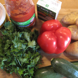 In der Zwischenzeit die Paprika, die Kartoffeln, die Zuchhini und die Petersilie kleinscheiden. Wie man will. Inzwischen Topf für Reis aufsetzen.