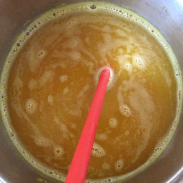 Dann nach der Möhren, Süßkartoffel - Suppe gucken. Wenn die Gemüse weich sind, mit dem Zauberstab pürieren.