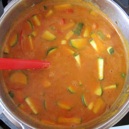 Als nächstes kommen die Kartoffeln hinein. 10 Minuten kochen. Dann die Paprika und die Zuchchini dazugeben. Mit Kokosmilch (oder ohne - ganz low Fat) , Currypaste und etwas Salz abschmecken. Nach 5 Minuten ist die Sauce fertig.