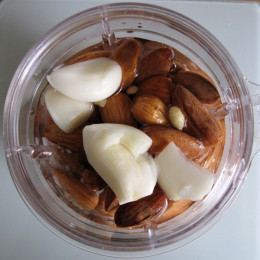 Mandeln, Knoblauch, Zitrone, Salz und Wasser in den Mixer geben.