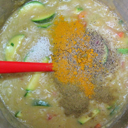 In die fertige Suppe geben und nochmal aufkochen. Mit Salz, Pfeffer, Kurkuma, Kreuzkümmel abschmecken.