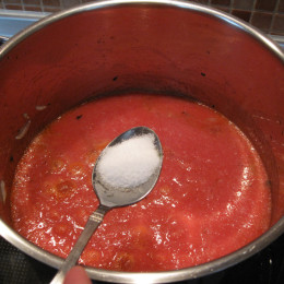 Dann einen großen Topf nehmen und darin die Zwiebeln anbraten. Die pürierten Tomaten, das Salz und den Knoblauch hinzugeben. 10 Minuten kochen lassen.