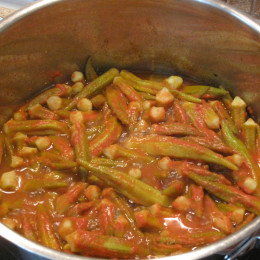 Dann die Okraschoten hineingeben, nicht in der Soße umrühren, nochmals eine halbe Tasse Wasser hinzugeben und 10-15 Minuten kochen lassen mit geschlossenem Deckel.