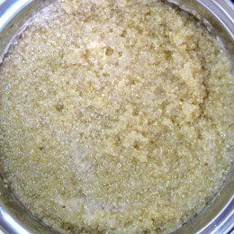 Zuerst den Quinoa mit dem Wasser kochen. Nach 20 Minuten sollte der Quinoa fertig sein.