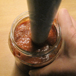 Zuerst aus Dosentomaten, Knoblauchzehe (gepresst), 1 Schuss Balsamicoessig, ein paar Blätter vom Basilikum und Salz eine cremige leckere Tomatensoße herstellen.