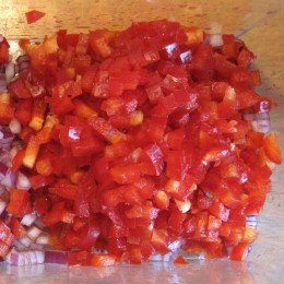 Zwiebeln und Paprika, gewürfelt