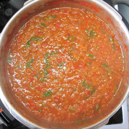 Den Schnellkochtopf zumachen und aufheizen. Auf Stufe 2 5 Minuten kochen. Dann Petersilie dazugeben.