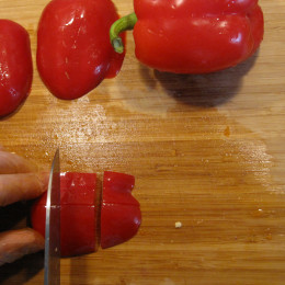 3 Paprika in ebenso große Stücke schneiden, mit Salz, Pfeffer und 1 TL geräuchertem Paprikapulver bestreuen, das ganze unterheben.