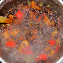 2 Dosen schwarze Bohnen dazugießen (oder 500g Bohnen selbstgekocht).