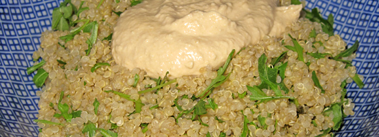 Rucola-Quinoa mit Humus