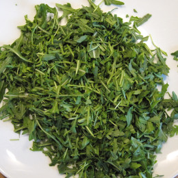 Den Bund Rucola kleinschneiden.
