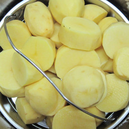Die Kartoffeln in der Zwischenzeit schälen, klein schneiden und kochen.