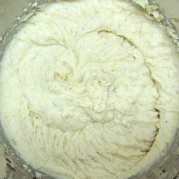 Dann die Kartoffeln mit dem Mix zu einem Kartoffelpüree aufschlagen. Nochmal mit Salz abschmecken.