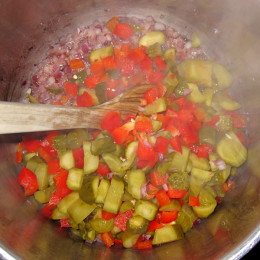 Die Paprika, Bohnen und die in Scheiben geschnittenen Gurken dazu geben.
