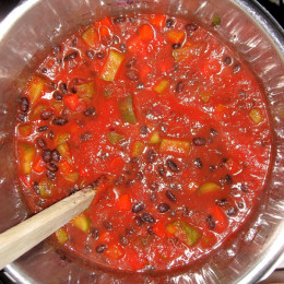 Den Saft von dem Glas saure Gurken beigießen. Tomatenmark  zufügen. Mit 1/2 Liter Gemüsebrühe übergießen. 2 TL Paprikapulver, 2 Prisen Pfeffer und 1 Prise Chayennepfeffer beimischen.