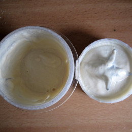 Cashews mit 50 ml Wasser, der Knoblauchzehe und einer Scheibe Zitrone in einem kleinen Mixer zu Cashew-Joghurt mixen.