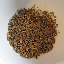 Die Koriander-, die Kreuzkümmel- und die Fenchelsamen in einem kleinen Topf rösten bis sie duften.