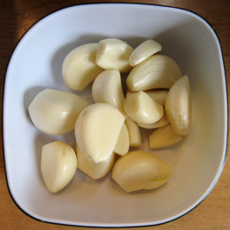 Knoblauchzehen für die Malai Kofte und die Mandelsauce