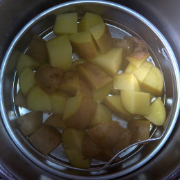 Die Kartoffeln abwaschen und mit Schale würfeln. Dann 10-12 Minuten garen. (im Schnellkochtopf 5 Minuten auf Stufe 2)