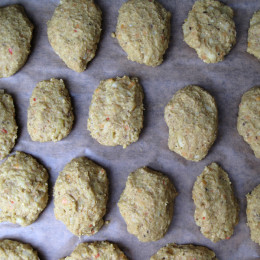 Daraus 32 kleine Malai Kofte formen und sie auf zwei Backbleche mit Backpapier legen. Im vorgeheizten Backofen etwa 30 Minuten goldbraun braten.