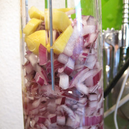 Jetzt für die Mandelsauce die Zwiebeln, den Ingwer und den Knoblauch im Mixer kleinpürieren.