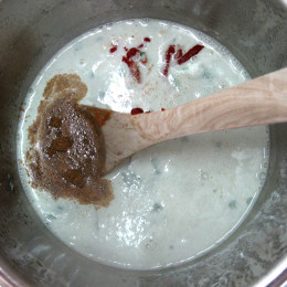 Diese Paste so lange anbraten bis sie stark duftet. Die restlichen Zutaten für die Sauce dazugeben und alles etwa 10 Minuten einköcheln lassen.