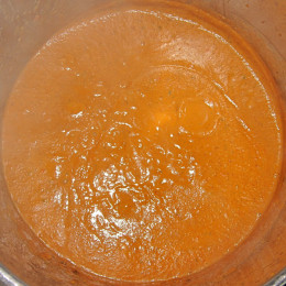 Dann die Lorbeerblätter rausnehmen un die Sauce mit einem Zauberstab glatt pürieren. Nochmal mit Salz, Chiliepulver, Garam Masala abschmecken.