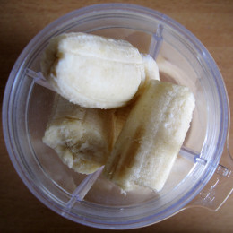 Gefrorene Bananen mit etwas Wasser mixen.