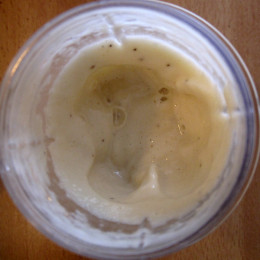 Gefrorene Bananen mit etwas Wasser mixen.