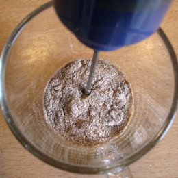 Dann einen löslichen Kaffee (ich nehm gerade immer Reishi-Kaffee - es geht aber auch löslicher Bohnenkaffee) in kaltem Wasser aufmixen.