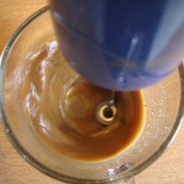 Dann einen löslichen Kaffee (ich nehm gerade immer Reishi-Kaffee - es geht aber auch löslicher Bohnenkaffee) in kaltem Wasser aufmixen.