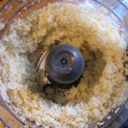 1 kleinen Blumenkohl in einer Küchenmaschine in reiskörnergroße Stücke raspeln. 
